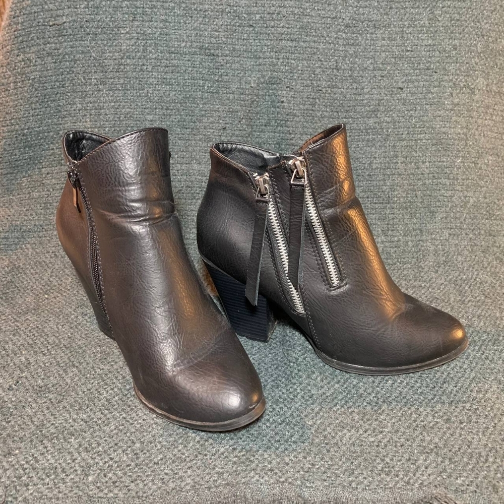 3" heeled black boots w/ zipper detail
